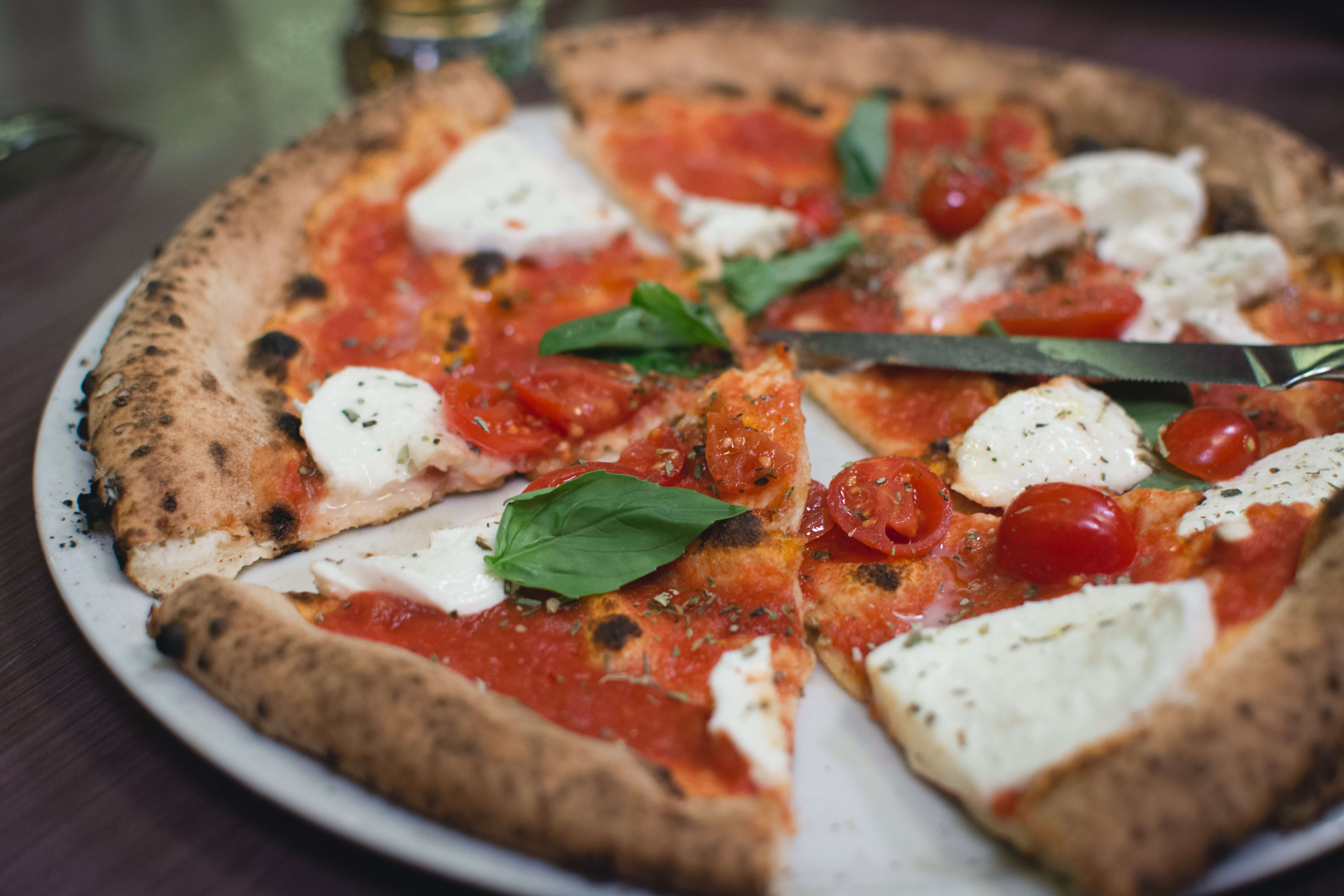 foodiesfeed.com_basic-italian-pizza-margherita